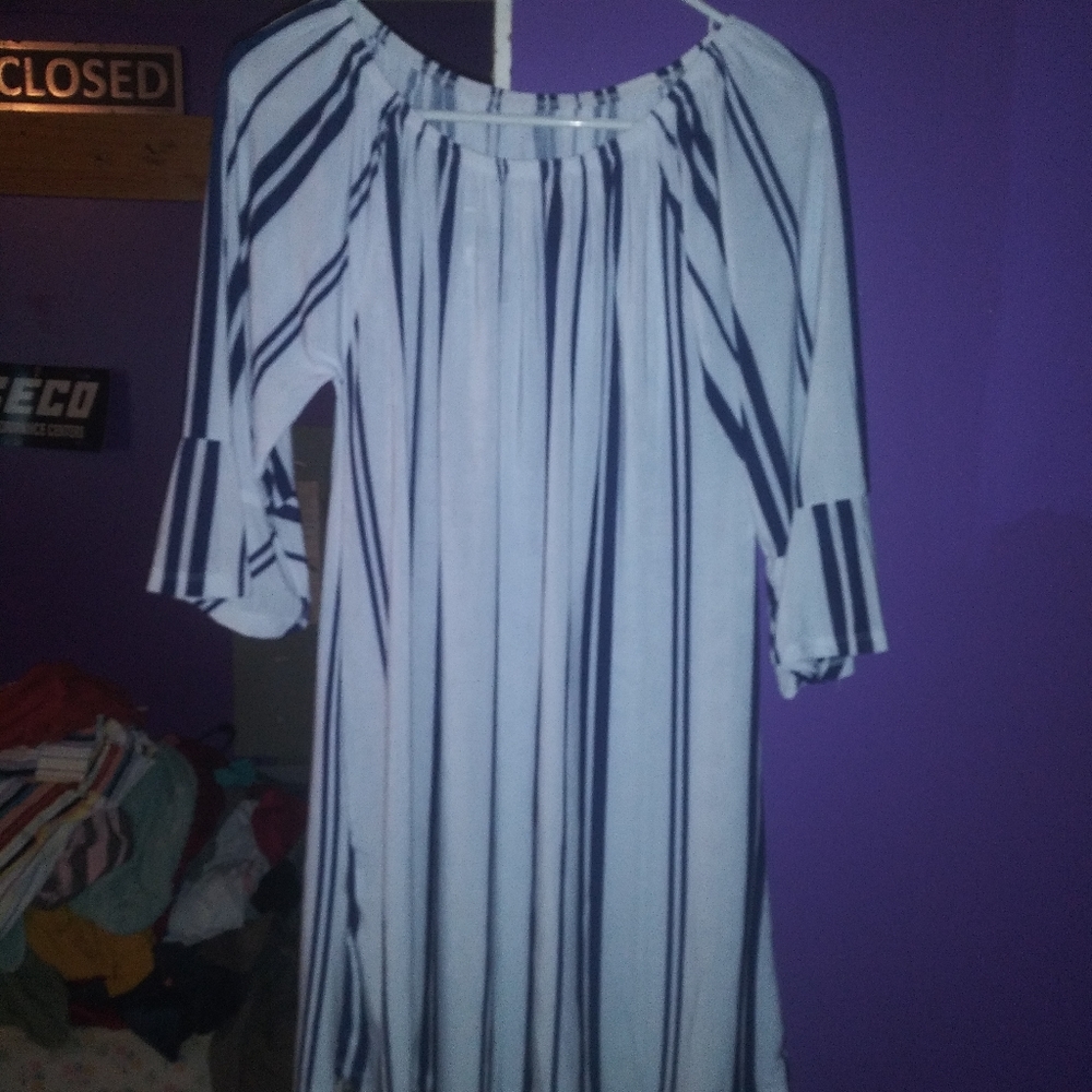 Woman 3/4 sleeve tunic top belled wrist